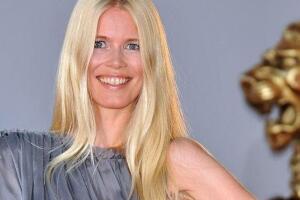 claudia_schiffer_vestido_gris.jpg