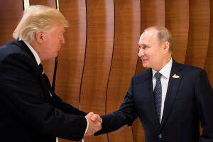 Trump estrecha la mano de Putin