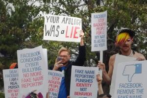 Protestan contra política nombres de Facebook