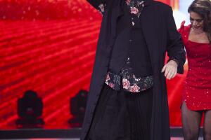 Alucinante, Miguel Bosé atrapa todas las miradas en su entrada triunfal a Pequeños Gigantes 