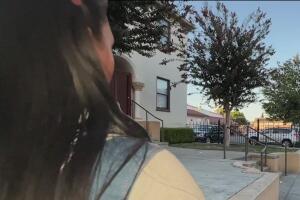 Descubre cómo un grupo de inmigrantes venezolanos y ecuatorianos, abandonados en San José, California, recibe ayuda y solidaridad de la comunidad mientras luchan por encontrar un nuevo hogar y oportunidades en Estados Unidos.