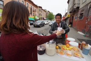 Vendedores ambulantes esperan que la Ciudad les otorgue licencias. 