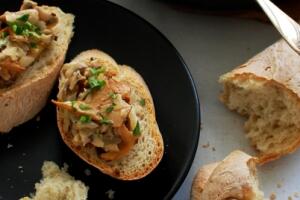 mushroom-crostini.jpg