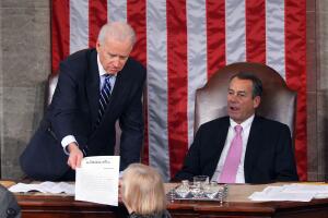 El vicepresidente estadounidense Joe Biden (izquierda) participa en el conteo de los votos del Colegio Electoral para las elecciones del 2012 mientras el presidente de la Cámara de Representantes John Boehner observa durante una sesión bicameral del Congreso el 4 de enero del 2013 en Washington.