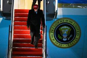El presidente Donald Trump baja del  Air Force a la Base Conjunta Andrews, Maryland, en Washington. 