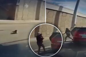 Niño cae de un carro en movimiento en Houston