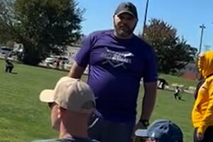 Un hombre amenaza con llamar a ICE en un juego de fútbol infantil