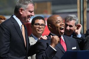 De Blasio y Adams son demócratas que surgieron de Brooklyn, pero son políticos muy diferentes.