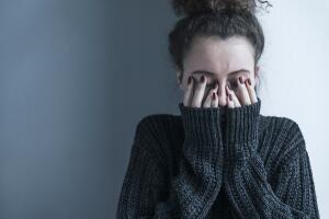 depresion-joven-cubriendo-cara.jpg