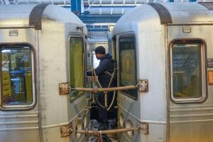 Qué es el “subway surfing” y por qué se ha vuelto una práctica mortal en Nueva York