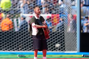 Justin Bieber salió solo con su guitarra a la cancha.
