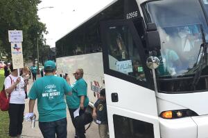 Cientos de personas protestan contra la implementación de la Ley SB4 en San Antonio 