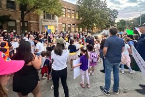 protesta cierre escuela becker elementary austin isd consolidación texas