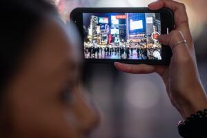 Una mujer graba con un celular, una acción que podría ser restringida en Arizona por una propuesta de ley. 