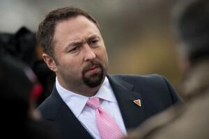 Jason Miller vuelve al equipo de Trump tras un episodio personal que lo alejó de la Casa Blanca.