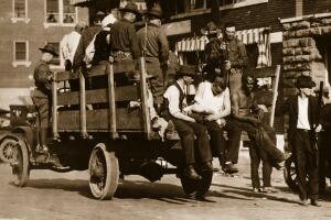 La Guardia Nacional desaloja negros heridos durante la masacre del Tulsa, el 3 de junio de 1921.