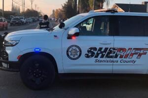 Niña de 4 años pierde la vida tras caer auto en que viajaba a un canal cerca de Modesto