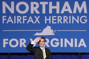Ralph Northam, candidato demócrata ganador de las elecciones de gobernador de Virginia saludoa a sus seguidores la noche del 7 de noviembre en Fairfax, Virginia.