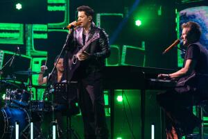 Yahir & Alexander Acha cantan ´No voy en tren´ - Juego de Voces 2025