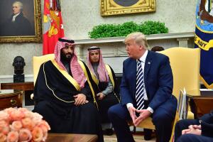 Mohammad Bin Salman (i), príncipe saudita, junto a Donald Trump, en la Casa Blanca en marzo de 2018. 