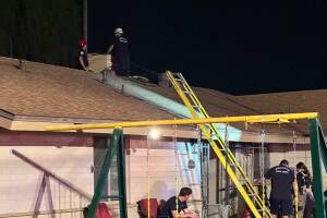 Hombre es rescatado de chimenea y arrestado por violar una orden de restricción