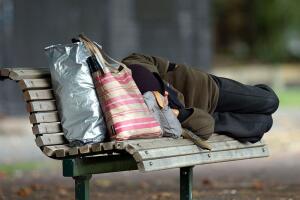 Indigente durmiendo en una banca
