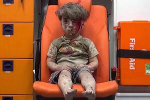 En esta imagen, tomada de un video distribuido por el grupo opositor sirio Aleppo Media Center (AMC), aparece un niño sentado en una ambulancia tras ser rescatado de entre los escombros de un edificio alcanzado por un bombardeo aéreo en Alepo, Siria, el 17 de agosto de 2016. (Aleppo Media Center via AP)