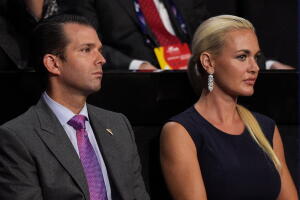 Donald Trump Jr. junto con su esposa Vanessa Trump, quien fue ingresada a un hospital este lunes luego de abrir un sobre dirigido a su esposo que contenía un polvo blanco que resultó ser maicena.