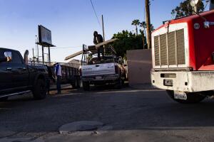 El ruido constante y la contaminación provenientes de negocios como este, cerca del hogar de Frances Orozco en Logan Barrio, han sido por décadas una carga para los vecinos del área. (Daniel A. Anderson for the Center for Public Integrity)

