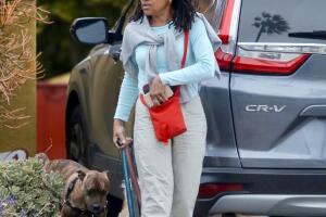 Doria Ragland paseando perros LA