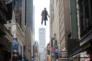 Riggan (Michael Keaton) é um ator que fez sucesso com um filme descartável no passado e tenta provar que tem qualidade