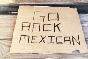 El letrero racista convertido en un reclamo proinmigrantes en Wisconsin