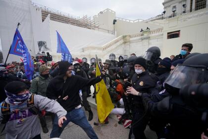 (FOTOS) PRIMERA VEZ EN LA HISTORIA DE EEUU QUE PASA EN EL CAPITOLIO 63 Trump supporters try to break through a police barrier, Wednesday, Jan. 6, 2021, at the Capitol in Washington. As Congress prepares to affirm President-elect Joe Biden's victory, thousands of people have gathered to show their support for President Donald Trump and his claims of election fraud. (AP Photo/Julio Cortez)
