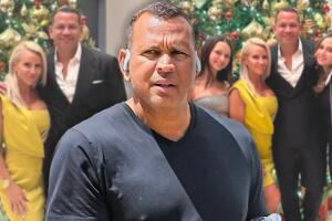 Alex Rodríguez presenta a su novia Jac Cordeiro junto a sus hijas en foto navideña