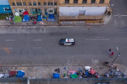 Hasta la zona de Skid Row luce un poco más tranquila de lo normal. Hasta los indigentes se protegen como pueden del coronavirus, dentro de sus tiendas de campañas en plena calle. <br>