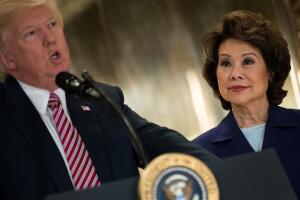 La secretaria de Transporte Elaine Chao (derecha) observa mientras el presidente Donald Trump pronuncia unas palabras el 15 de agosto del 2017 en Nueva York. 