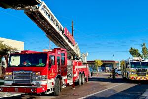 Hombre cae por alcantarilla de 20 a 30 pies de profundidad; bomberos intentan rescatarlo
