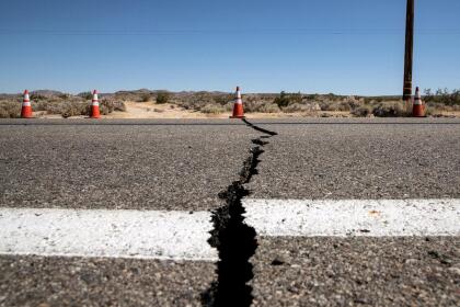 En el Sur de California se ubica la línea divisoria entre las placas tectónicas del Pacífico y Norte América. Estas placas son grandes secciones de la corteza terrestres que se están moviendo de forma lateral. La de Norte Americana se extiende al oriente, mientras que la placa del Pacífico se extiende al occidente, hacia Japón.