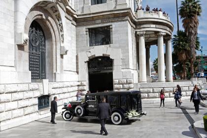 El momento de la llegada de la carroza fúnebre al teatro. "Muchas gracias, solo les puedo decir que hemos traído de regreso el corazón de nuestro adorado Príncipe de la canción, de mi papá, a esta su patria, dijo Marysol Sosa, hija del cantante.