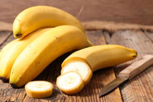 Bananas em fundo de madeira