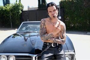 Sebastian Stan Instagram Serie Tommy Lee.jpg