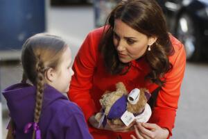principe william y kate middleton reciben regalos