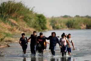 Ni los ahogamientos ni las fuertes corrientes detienen los cruces de migrantes por el Río Bravo.