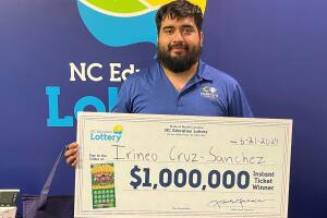 Hispano prueba su suerte con un raspadito de $10 y gana un premio de un millón de dólares