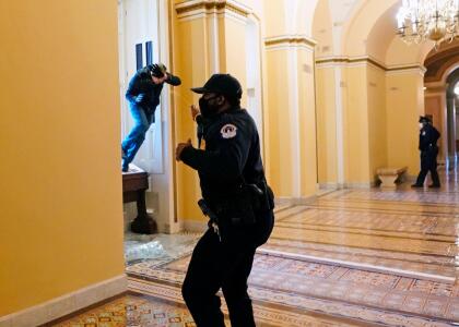 (FOTOS) PRIMERA VEZ EN LA HISTORIA DE EEUU QUE PASA EN EL CAPITOLIO 55 Un policía el Capitolio lanza gas pimienta a uno de los manifestantes por Trump dentro del edificio.