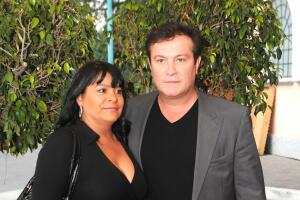 Arturo Peniche y su esposa Gabriela Ortiz.jpg