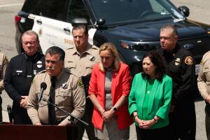 Sheriff de Los Ángeles confirma muerte de tres agentes tras explosión en instalación de entrenamiento.