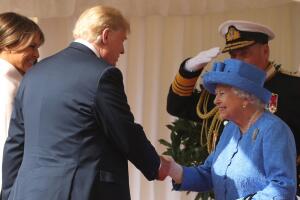 apreton_de_manos_trump_isabel-997843378.jpg