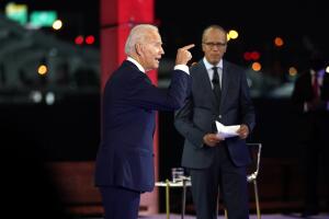 El candidato presidencial demócrata Joe Biden habla durante un cabildo abierto transmitido por NBC, el 5 de octubre del 2020 en Miami. 