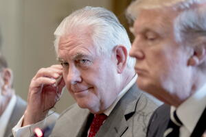 El saliente secretario de Estado, REx Tillerson, junto al presidente, Donald Trump.